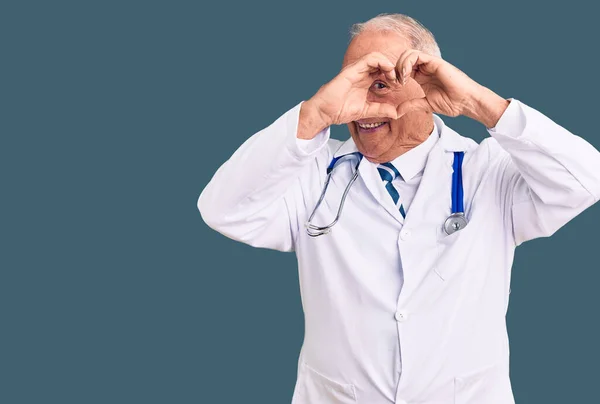 Senior Pohledný Šedovlasý Muž Lékařském Kabátě Stetoskopu Dělá Tvar Srdce — Stock fotografie