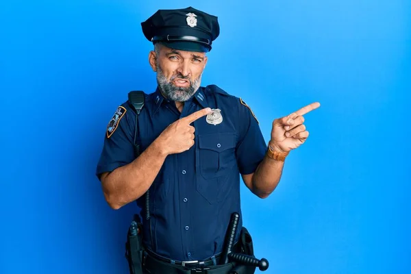 Мужчина Средних Лет Полицейской Форме Показывая Сторону Взволнованный Нервный Обеими — стоковое фото