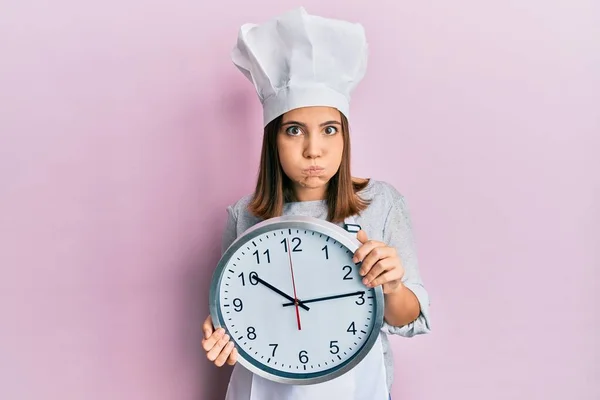 Junge Schöne Frau Kochuniform Und Hut Mit Lustigen Wangen Mund — Stockfoto