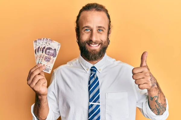 Hombre Negocios Guapo Con Barba Pelo Largo Sosteniendo Billetes 500 —  Fotos de Stock