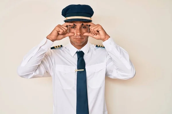Ung Latinamerikan Man Bär Flygplan Pilot Uniform Försöker Öppna Ögonen — Stockfoto