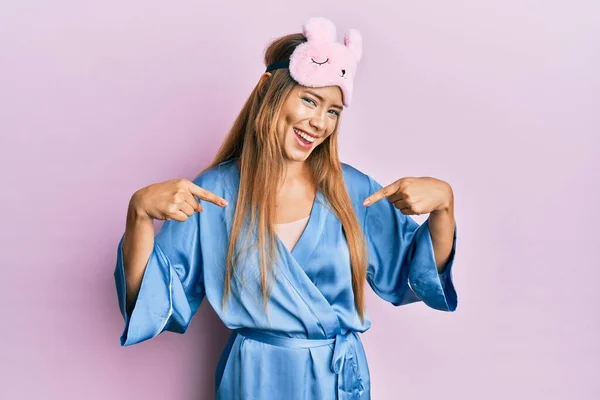 Beautiful Young Blonde Woman Wearing Sleep Mask Pajama Looking Confident — Stock Photo, Image