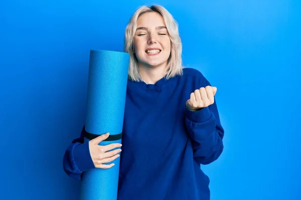 Ung Blond Flicka Håller Yogamatta Skriker Stolt Firar Seger Och — Stockfoto