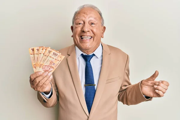 Hombre Caucásico Mayor Sosteniendo Pesos Mexicanos Gritando Orgulloso Celebrando Victoria —  Fotos de Stock