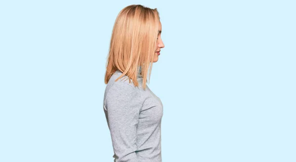 Mooie Blanke Vrouw Dragen Casual Kleding Zoek Naar Kant Ontspannen — Stockfoto