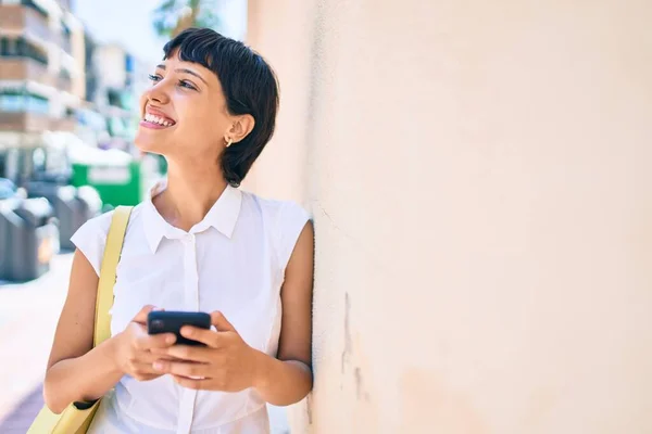 머리를 여자가 스마트폰을 사용하여 바깥에서 행복하게 — 스톡 사진