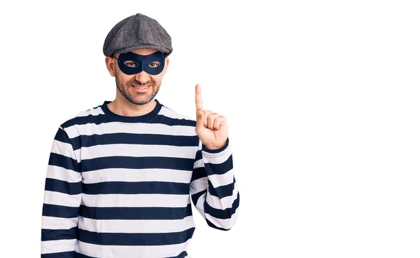 Hırsız Maskesi Takan Genç Yakışıklı Bir Numarayı Gösterip Işaret Ederken — Stok fotoğraf