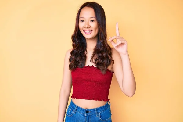 Jong Mooi Chinees Meisje Draagt Zomerkleren Wijzend Met Vinger Omhoog — Stockfoto