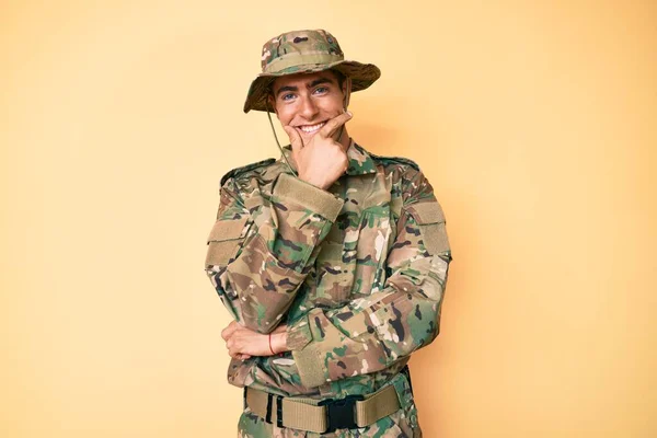 Jovem Homem Bonito Vestindo Uniforme Exército Camuflagem Olhando Confiante Para — Fotografia de Stock