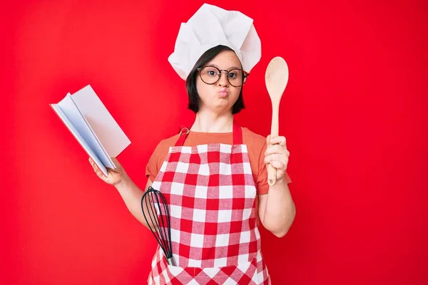 Brünette Frau Mit Syndrom Trägt Professionelle Bäckerschürze Lesen Kochrezeptbuch Blick — Stockfoto