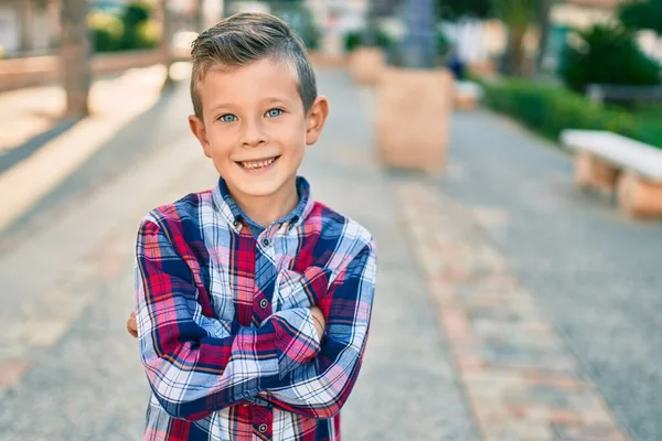 Αξιολάτρευτο Καυκάσιο Αγόρι Σταυρωμένα Χέρια Χαμογελά Χαρούμενος Στέκεται Στην Πόλη — Φωτογραφία Αρχείου