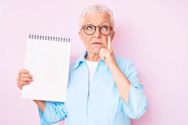 Senior Beautiful Woman Blue Eyes Grey Hair Holding Notebook Serious — Stock Photo, Image