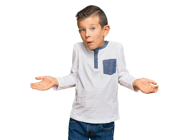 Adorable Niño Caucásico Con Ropa Casual Expresión Despistada Confusa Con —  Fotos de Stock