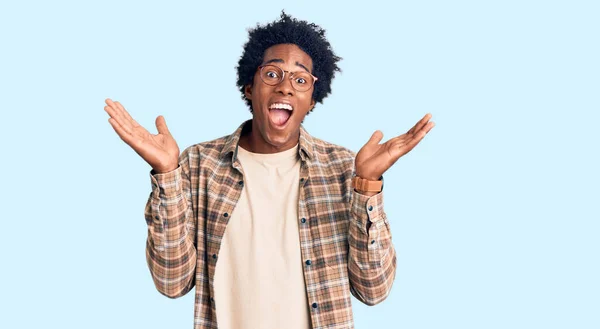 Schöner Afrikanisch Amerikanischer Mann Mit Afrohaaren Lässiger Kleidung Und Brille — Stockfoto