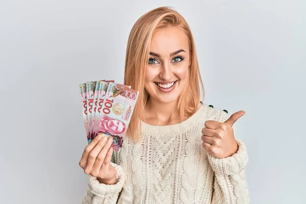 Beautiful Caucasian Woman Holding 100 New Zealand Dollars Banknote Smiling — Stock fotografie