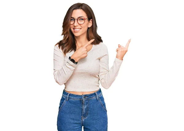 Joven Morena Vestida Con Ropa Casual Gafas Sonriendo Mirando Cámara — Foto de Stock