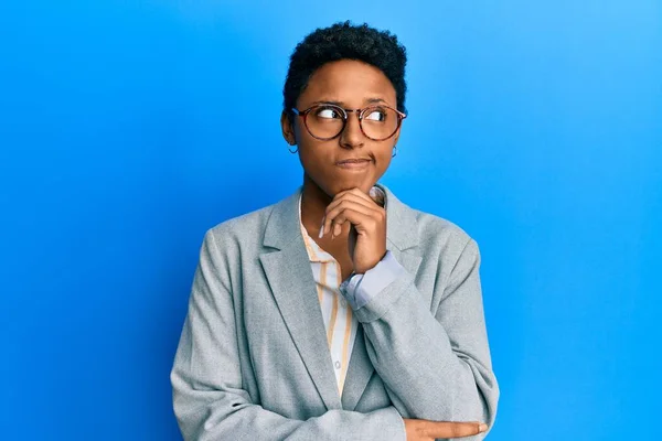 Jovem Afro Americana Vestindo Jaqueta Negócios Óculos Rosto Sério Pensando — Fotografia de Stock