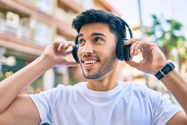 Jonge Latijn Man Lacht Blij Naar Muziek Luisteren Met Behulp — Stockfoto