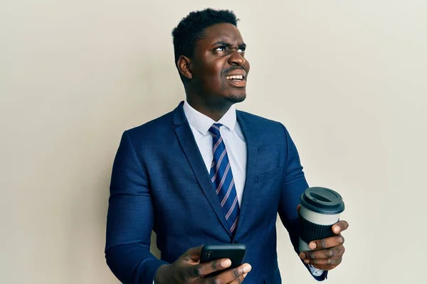 Hombre Negro Negocios Guapo Usando Teléfono Inteligente Bebiendo Una Taza —  Fotos de Stock