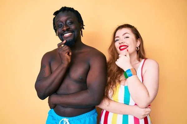 Couple Interracial Portant Des Maillots Bain Regardant Avec Confiance Caméra — Photo