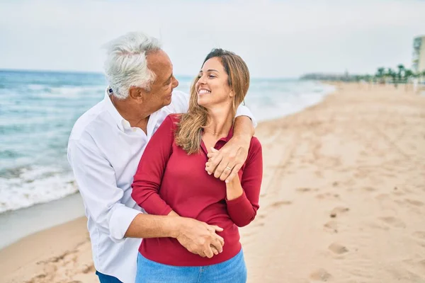 Couple Hispanique Moyen Âge Souriant Heureux Étreignant Marche Plage — Photo