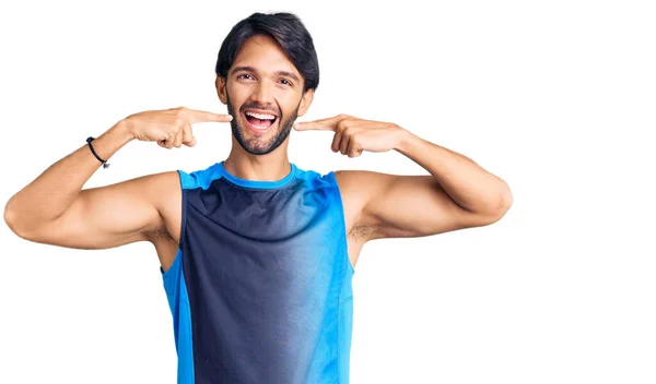 Schöner Hispanischer Mann Sportkleidung Der Fröhlich Lächelt Und Mit Den — Stockfoto