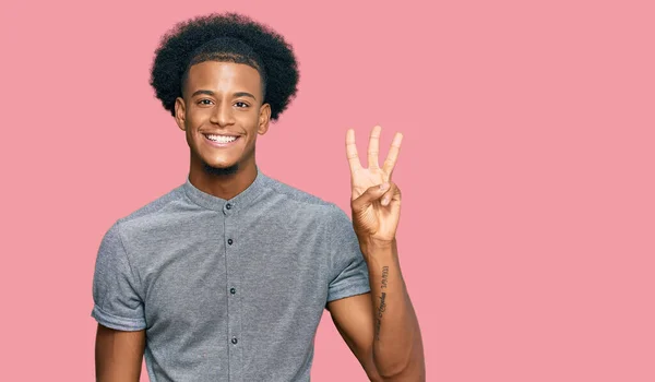 Afrikansk Amerikansk Man Med Afro Hår Bär Casual Kläder Visar — Stockfoto