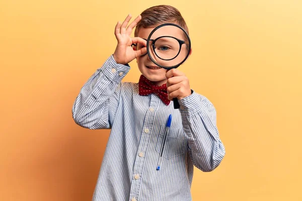 Cute Blond Kid Wearing Nerd Bow Tie Glasses Holding Magnifying — 图库照片