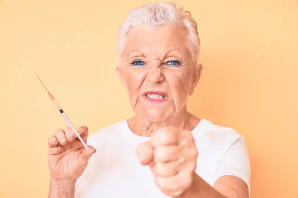 Senior Bella Donna Con Gli Occhi Azzurri Capelli Grigi Siringa — Foto Stock