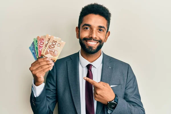 Hombre Negocios Hispano Guapo Con Barba Sosteniendo Dólares Canadienses Sonriendo — Foto de Stock