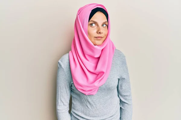 Junge Kaukasische Frau Mit Traditionellem Islamischen Hijab Schal Lächelt Zur — Stockfoto