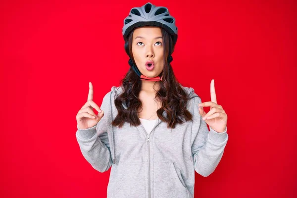 Jeune Belle Fille Chinoise Portant Casque Vélo Étonné Surpris Regardant — Photo