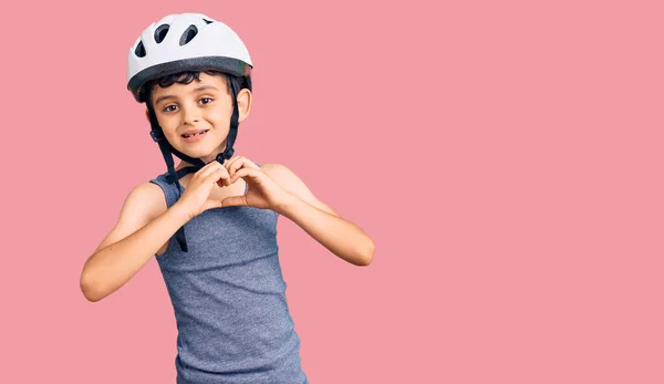 Pequeño Niño Lindo Con Casco Bicicleta Sonriendo Amor Mostrando Símbolo — Foto de Stock