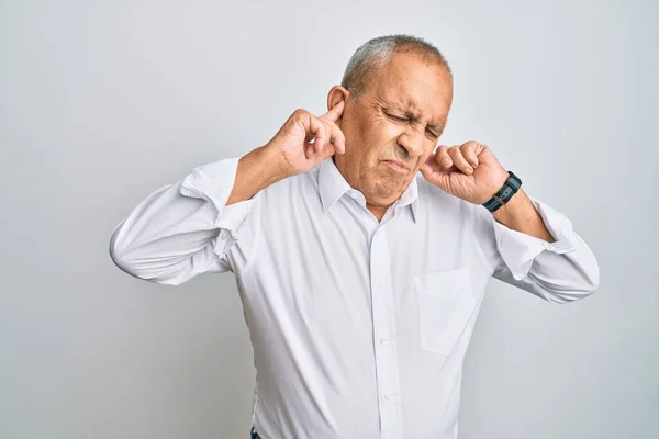 Snygg Äldre Man Avslappnad Vit Skjorta Som Täcker Öronen Med — Stockfoto