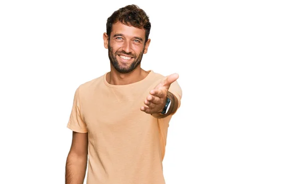 Bello Giovane Uomo Con Barba Indossa Maglietta Casual Sorridente Allegra — Foto Stock