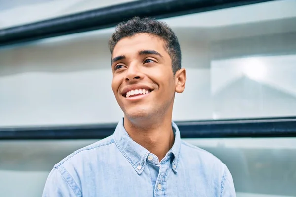 Joven Latino Sonriendo Feliz Caminando Por Ciudad — Foto de Stock