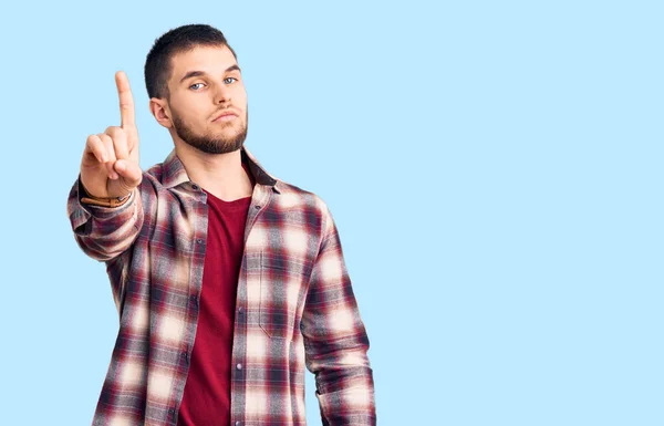 Jovem Homem Bonito Vestindo Camisa Casual Apontando Com Dedo Para — Fotografia de Stock