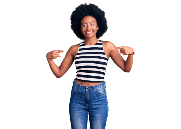Jeune Femme Afro Américaine Portant Des Vêtements Décontractés Regardant Confiant — Photo