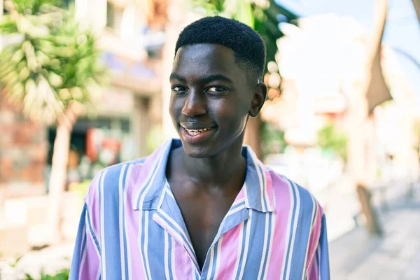 Jeune Homme Noir Américain Souriant Heureux Debout Dans Rue Ville — Photo