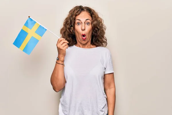 Красивая Туристка Средних Лет Держит Шведский Флаг Изолированном Белом Фоне — стоковое фото