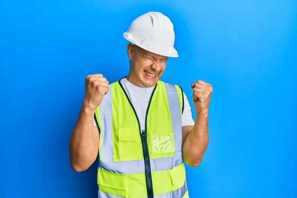 Medelålders Skallig Man Bär Arkitekt Hardhat Firar Förvånad Och Förvånad — Stockfoto