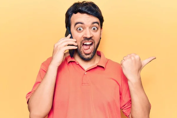 Genç Spanyol Adam Akıllı Telefondan Konuşuyor Parmağını Kaldırıyor Gülümsüyor Ağzı — Stok fotoğraf