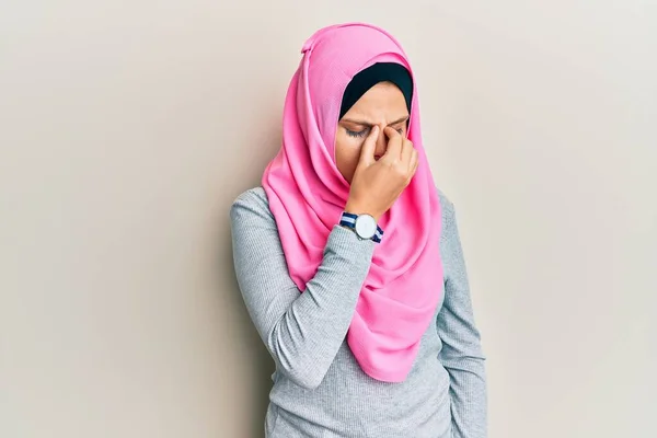Νεαρή Καυκάσια Γυναίκα Που Φορούσε Παραδοσιακό Ισλαμικό Μαντήλι Χιτζάμπ Κουράστηκε — Φωτογραφία Αρχείου