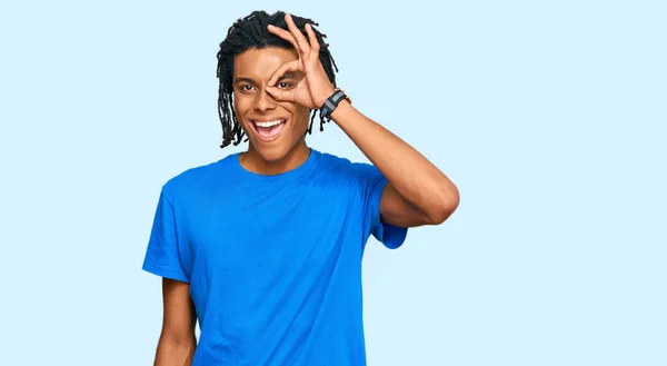 Junger Afrikanisch Amerikanischer Mann Lässiger Kleidung Tut Geste Mit Lächelnden — Stockfoto