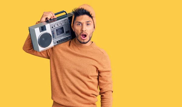 Snygg Latinamerikansk Ung Man Som Håller Boombox Lyssnar Musik Chockansikte — Stockfoto