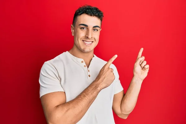 Ισπανόφωνος Νεαρός Άνδρας Φορώντας Casual Λευκό Πουκάμισο Χαμογελώντας Και Κοιτάζοντας — Φωτογραφία Αρχείου