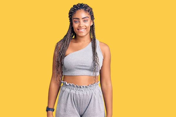 Ung Afrikansk Amerikansk Kvinna Med Flätor Sportkläder Med Ett Glatt — Stockfoto