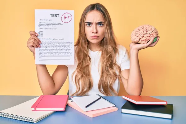 Ung Vacker Blond Kvinna Håller Hjärnan Och Klarat Testet Skeptisk — Stockfoto