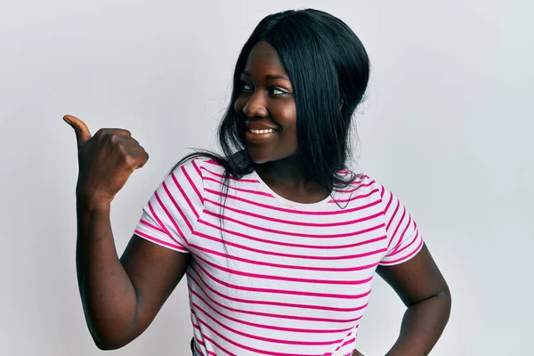 Jovem Africano Vestindo Casual Listrado Shirt Apontando Polegar Até Lado — Fotografia de Stock