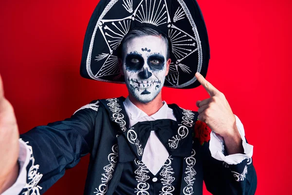 Mladý Muž Sobě Mexický Den Mrtvého Kostýmu Aby Selfie Fotoaparátu — Stock fotografie